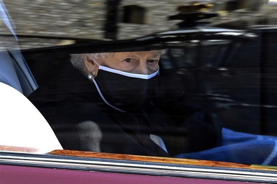 La Reina Isabel II viajó en un Bentleydesde el Castillo de Windsor hasta la Capilla de San Jorge, para el funeral de su fallecido esposo, Felipe de Edimburgo.