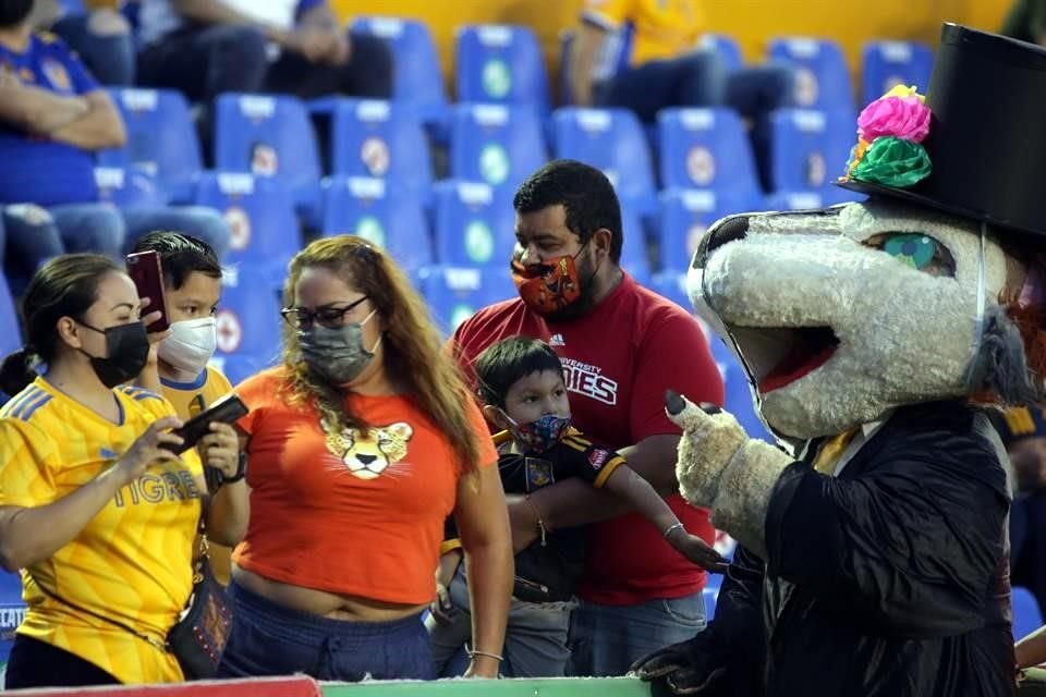 En el Uni la afición felina se preparó para ver a sus Tigres golear a Juárez.