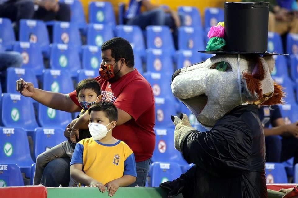 En el Uni la afición felina se preparó para ver a sus Tigres golear a Juárez.