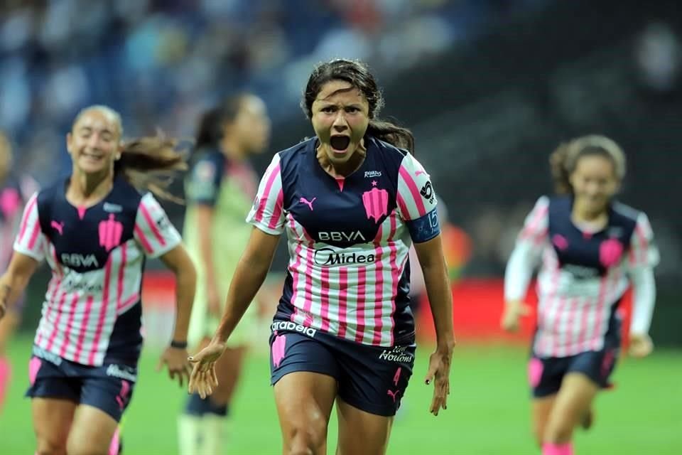 Rebeca Bernal bajó con el pecho el balón, dentro del área, y remató para el 2-1, dándole la vuelta al marcador.