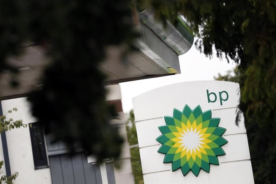 La empresa energética BP abrió un nuevo frente en la campaña de Occidente para aislar la economía de Rusia, con su decisión de abandonar el país rico en petróleo.