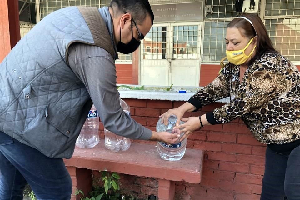 Secundaria Macario Pérez. Los maestros llevan garrafas de agua a la escuela para el lavado de manos y uso de sanitarios.