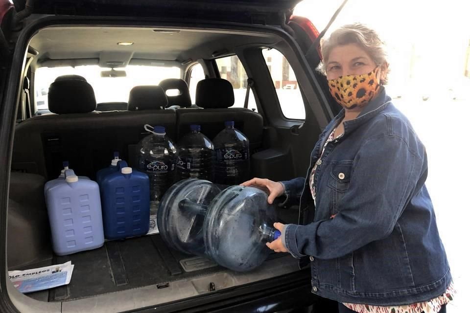 En la Secundaria Macario Pérez, la subdirectora Mireya Garza llena diariamente dos garrafones y cinco garrafas de agua para satisfacer las necesidades mínimas de limpieza del personal.