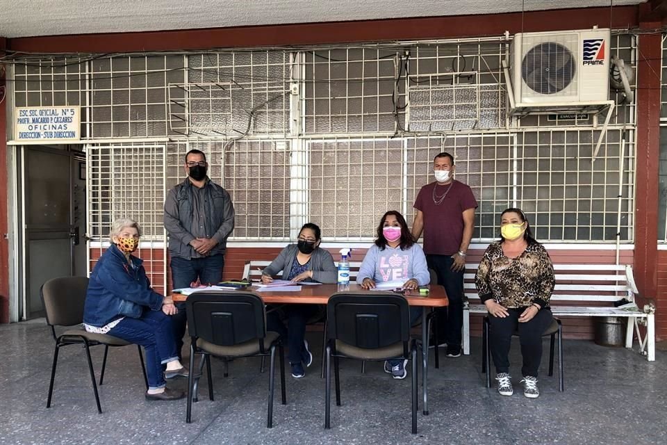 Ante la falta de electricidad en las oficinas, el personal instaló mesas en el pasillo para trabajar con luz del día.