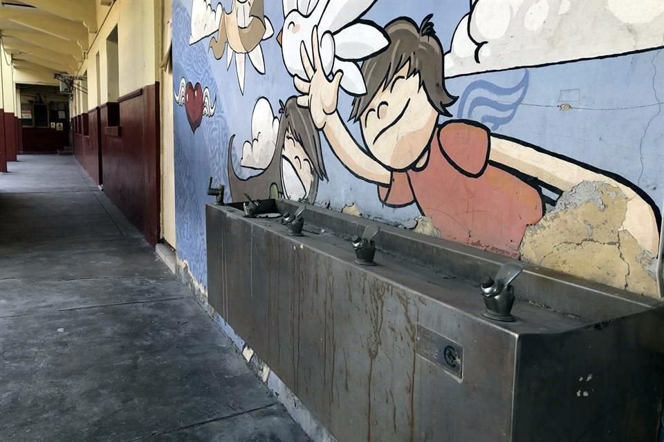 En la Primaria Simón de la Garza Melo todo fue robado: las pastillas de electricidad, el cableado y hasta la tubería de agua.