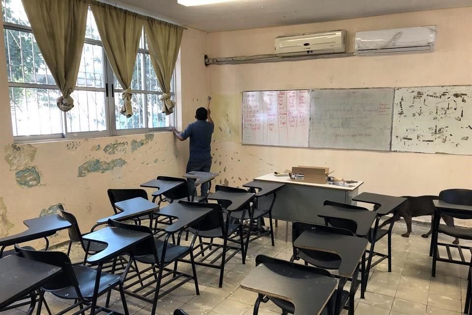 Secundaria Moisés Sáenz Garza. Las paredes de los salones están en reparación  tras semanas de trámites.