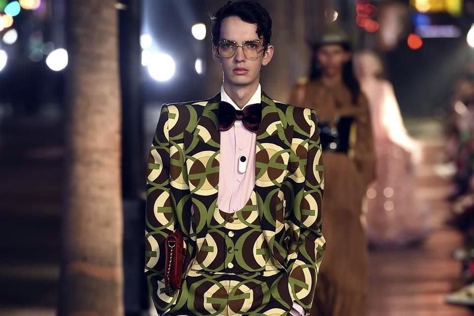 Estrellas como Kodi Smit-Mcphee (en foto) participaron en el mega desfile de Gucci sobre el Paseo de la Fama de Hollywood.