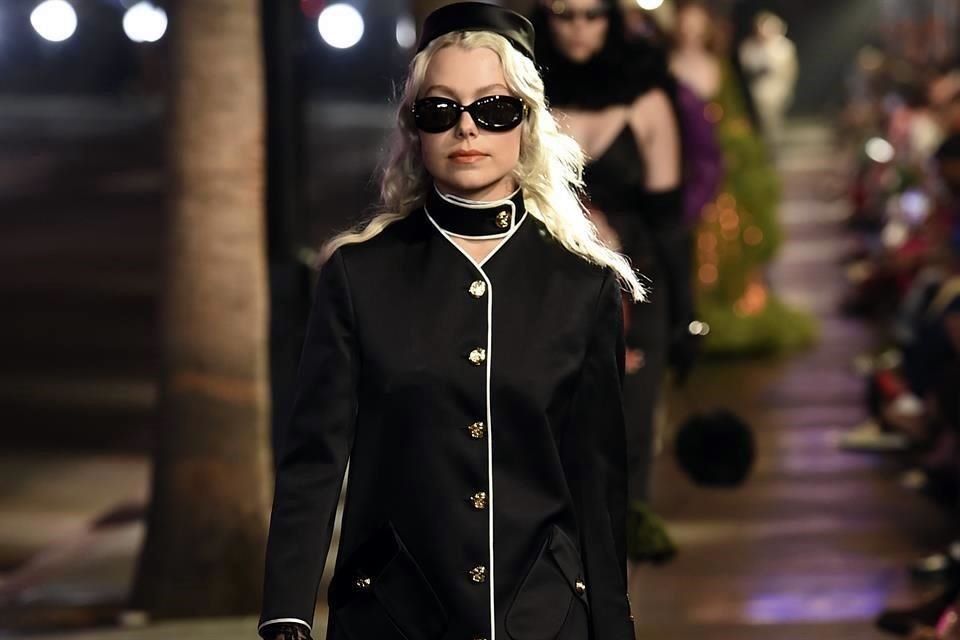 Estrellas como Phoebe Bridgers (en foto) participaron en el mega desfile de Gucci sobre el Paseo de la Fama de Hollywood.