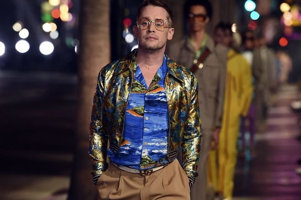 Estrellas como Macaulay Culkin (en foto) participaron en el mega desfile de Gucci sobre el Paseo de la Fama de Hollywood.