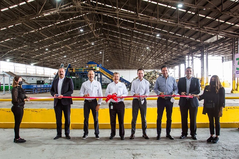 Los directivos de la cementera asistieron a la inauguración de la Primera Planta de Combustible Sólido Formulado (PASA). 