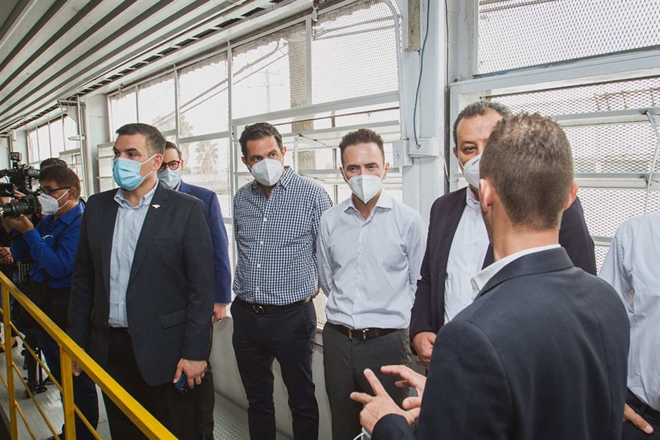 El subsecretario de Medio Ambiente del Gobierno del Estado, acompañó al presidente de Cemex México, durante el recorrido por la planta.
