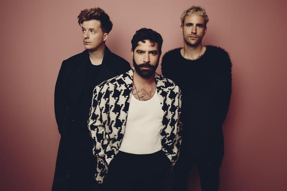 'Wake Me Up', que se estrena oficialmente el 4 de noviembre, la han incluido en sus conciertos recientes.