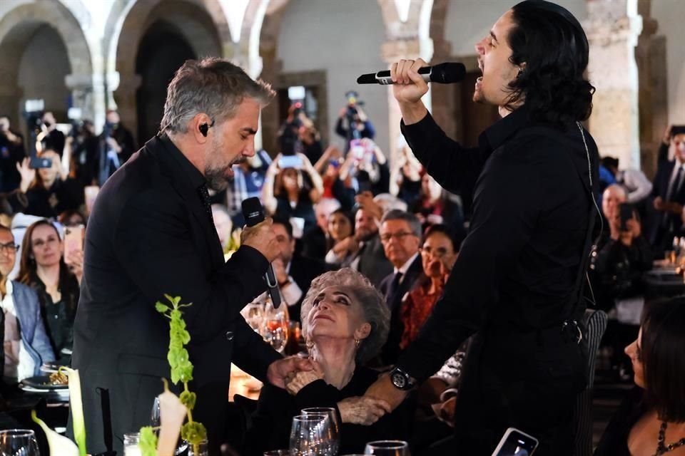 Alejandro Fernández y su hijo, Alex, le dedicaron una canción a Cuquita Abarca ayer en la Gala en el Museo Cabañas.