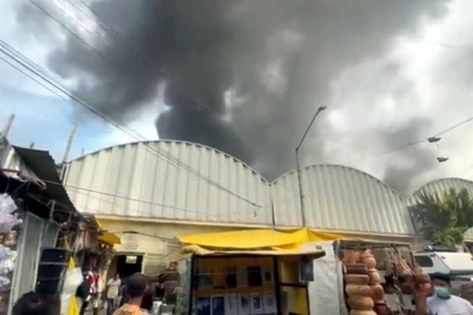Se registra un incendio en el Mercado de Sonora ubicado en la Merced Balbuena, Alcaldía Venustiano Carranza.