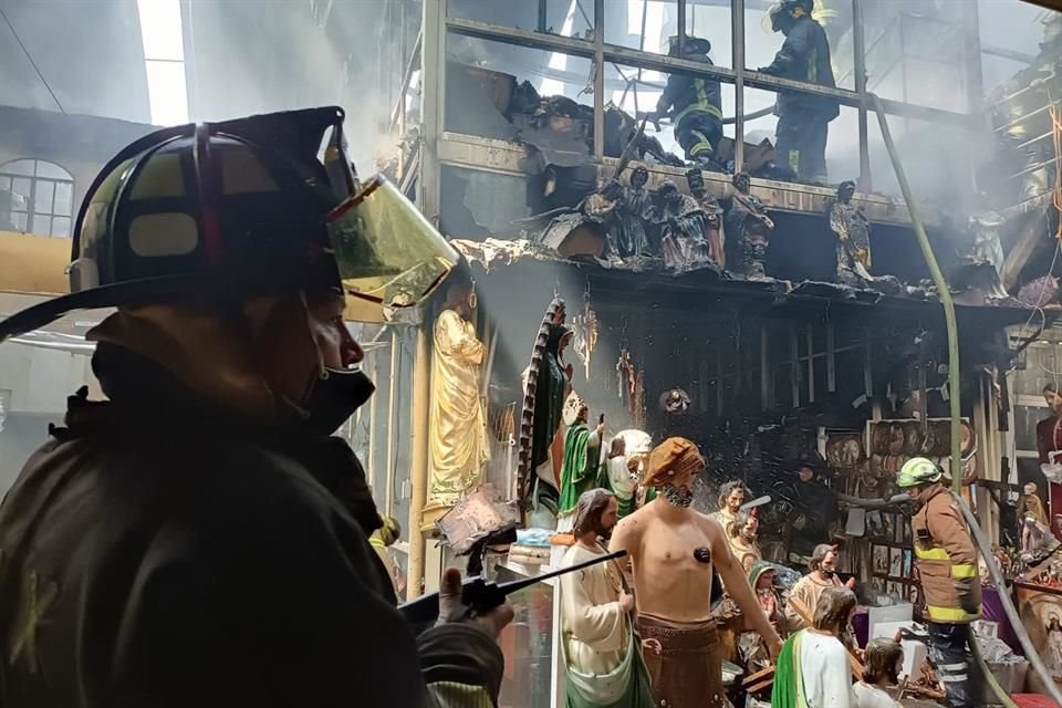 Bomberos controlaron un incendio en una de las naves del Mercado de Sonora.