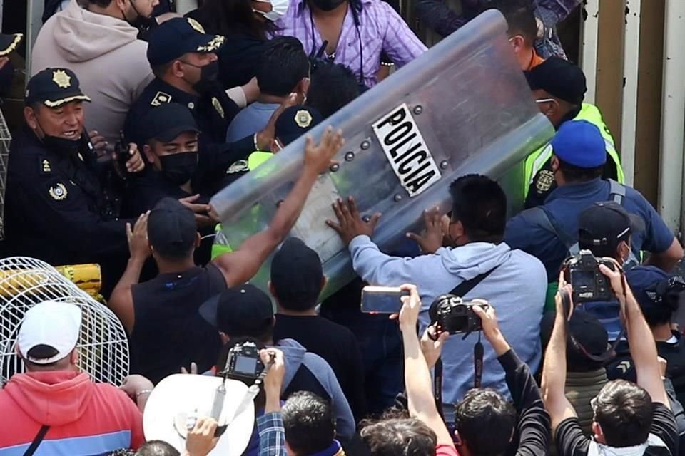 Locatarios discutieron con policías, ya que querían ingresar al Mercado de Sonora, con animales que tienen a la venta y que tuvieron que sacar por el siniestro.