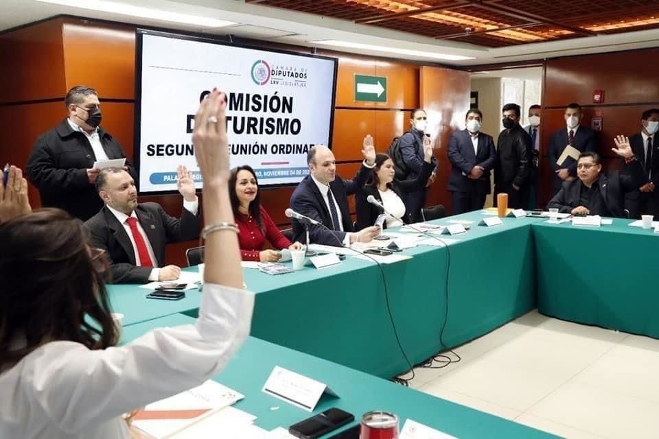 Jericó Abramo Masso (en medio), presidente de la La Comisión de Turismo.