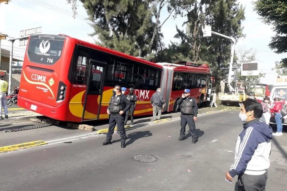 El motivo del accidente fue por una maniobra del chofer para evitar arrollar a un motociclista que hizo un corte de circulación en el carril confinado. 