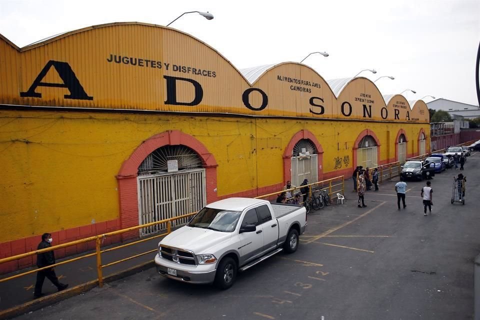 El Mercado de Sonora permaneció ayer cerrado. En el exterior, se observó a camiones de la CFE estacionados