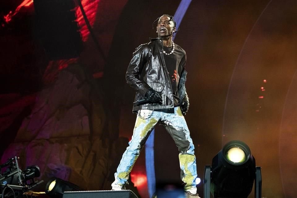 El accidente se produjo mientras el rapero Travis Scott estaba en el escenario.