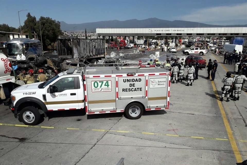 Un camión de carga que transportaba base de shampoo se quedó sin frenos y se impactó contra la plaza de cobro con dirección hacia la Ciudad de México.