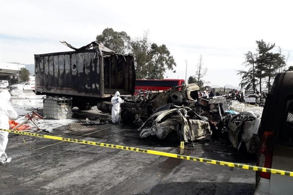 El camión arrastró a seis vehículos, cuatro de ellos, que quedaron frente a la cabina, se incendiaron quedado sus ocupantes atrapados.