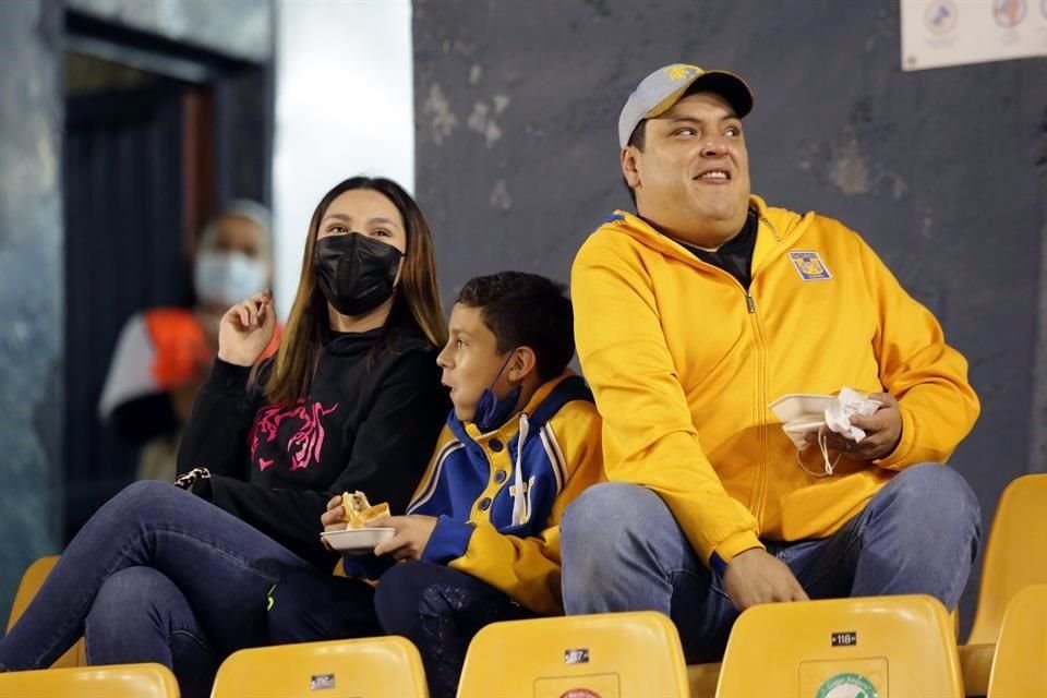 La afición de Tigres, presente en el Estadio Universitario.