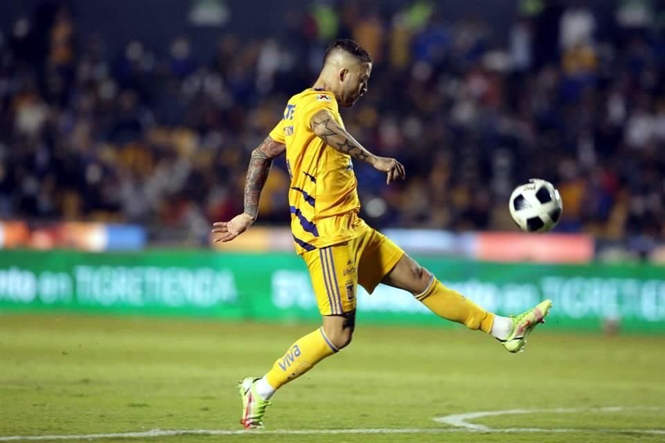 Nicolás López se quitó con este 'sombrero' a Hugo González y después mandó el balón al fondo de las redes, pero el gol fue anulado por fuera de lugar.