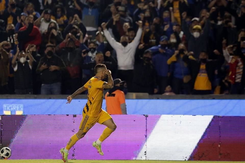 El 'Diente', minutos después, disparó de larga distancia y anotó un golazo para abrir el marcador.