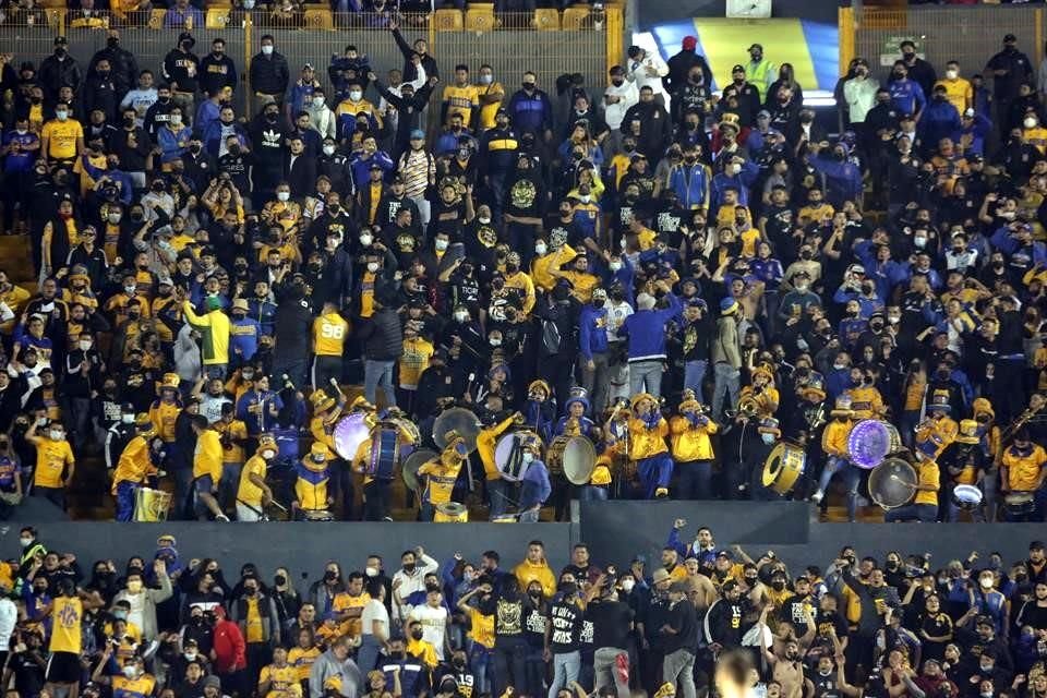 La afición en el Estadio Universitario explotó y el clásico cántico de 'Vamos Tigres, te quiero ver campeón otra vez' no se hizo esperar.