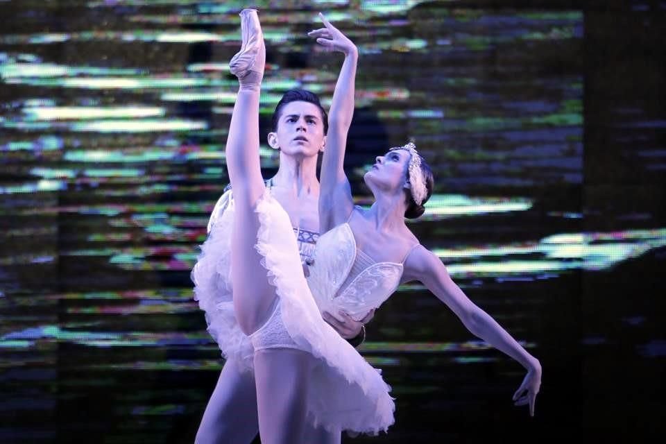 En conmemoración a su 30 aniversario, el Ballet presentó una selección de piezas de su repertorio.