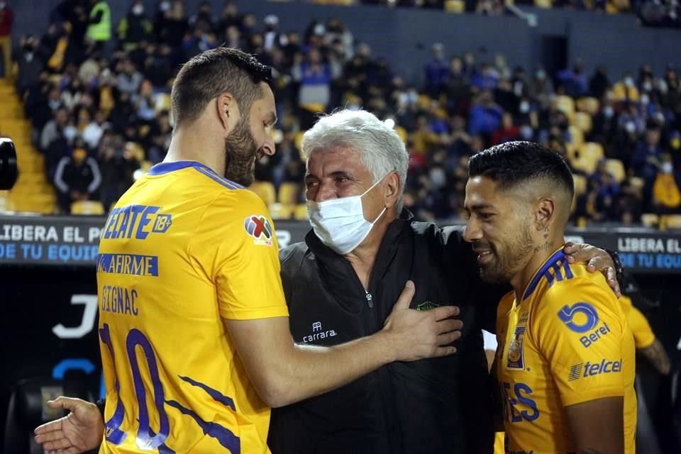 Aparte de la afición, que coreó su nombre cuando pisó la cancha del Uni, jugadores de Tigres fueron a abrazar a Ricardo Ferretti antes del partido.