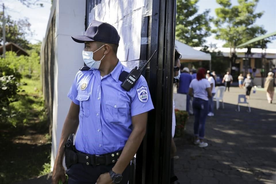 Un policía vigila un centro de votaciones en managua.