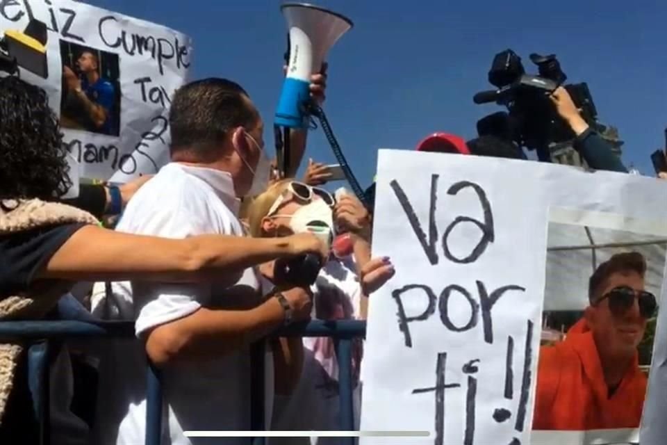 Familiares y fanáticos de Octavio Ocaña se reunieron al frente de Palacio Nacional para exigir justicia por la muerte del actor.