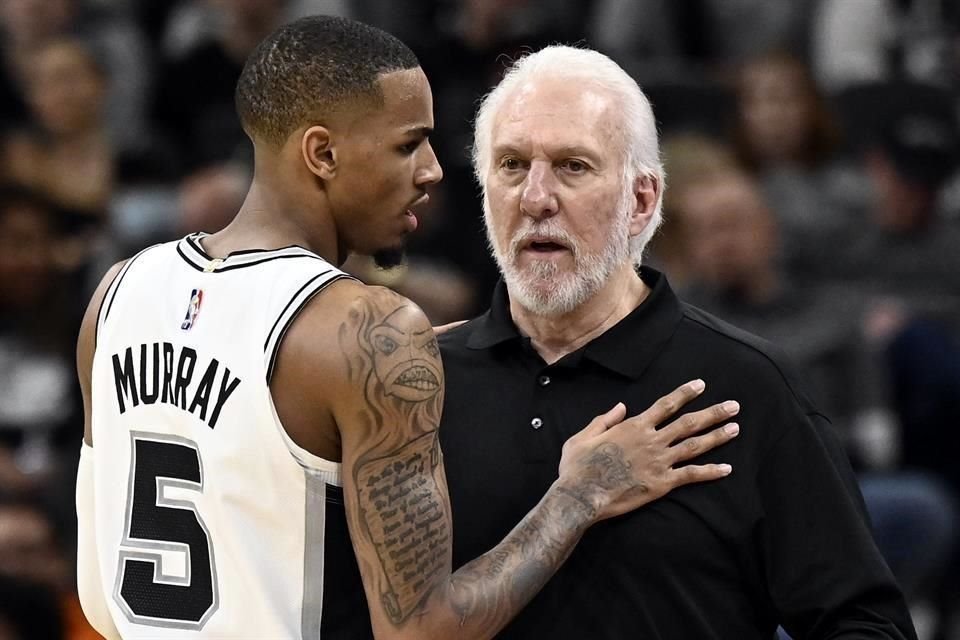 El veterano coach Gregg Popovich tiene la tarea de hacer brillar a un equipo lleno de jóvenes; Dejounte Murray, con apenas cuatro temporadas en la NBA, es su principal figura.