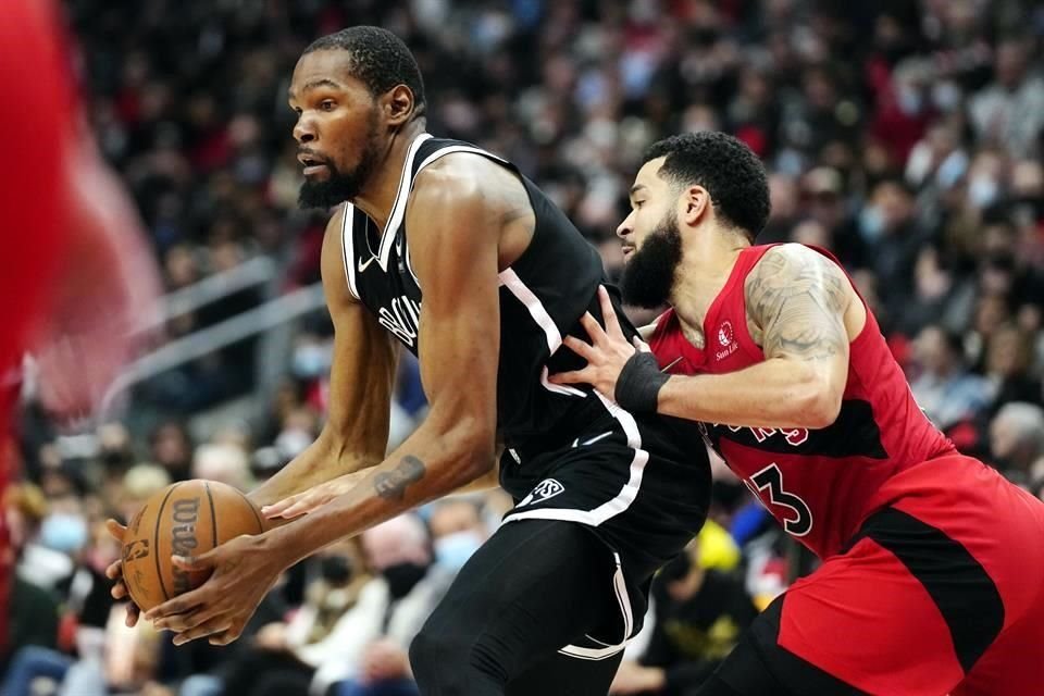 Kevin Durant (izq.) anotó 31 puntos.
