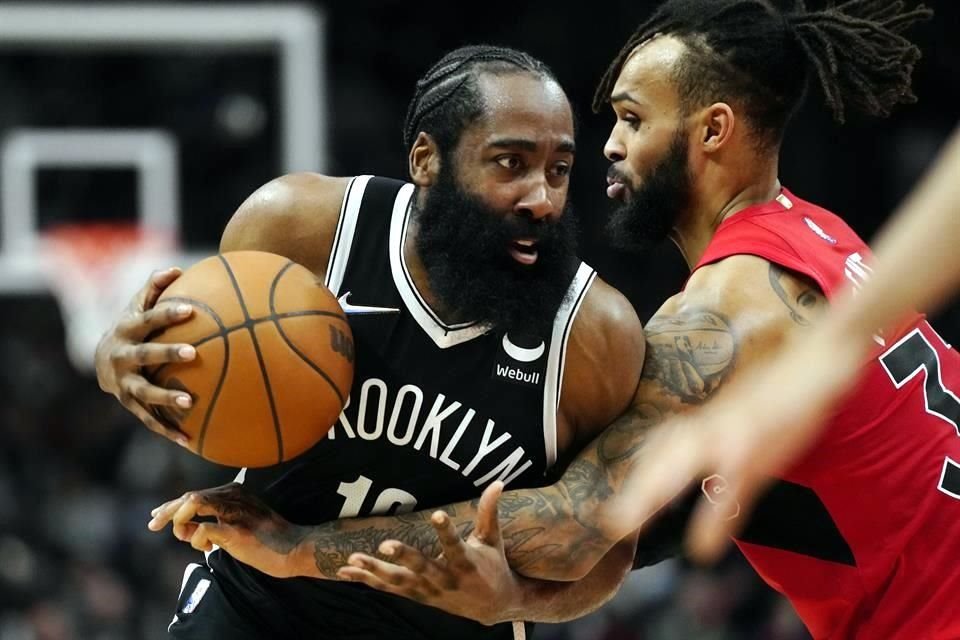James Harden (izq.) tuvo 16 de sus 28 unidades en el cuarto periodo.