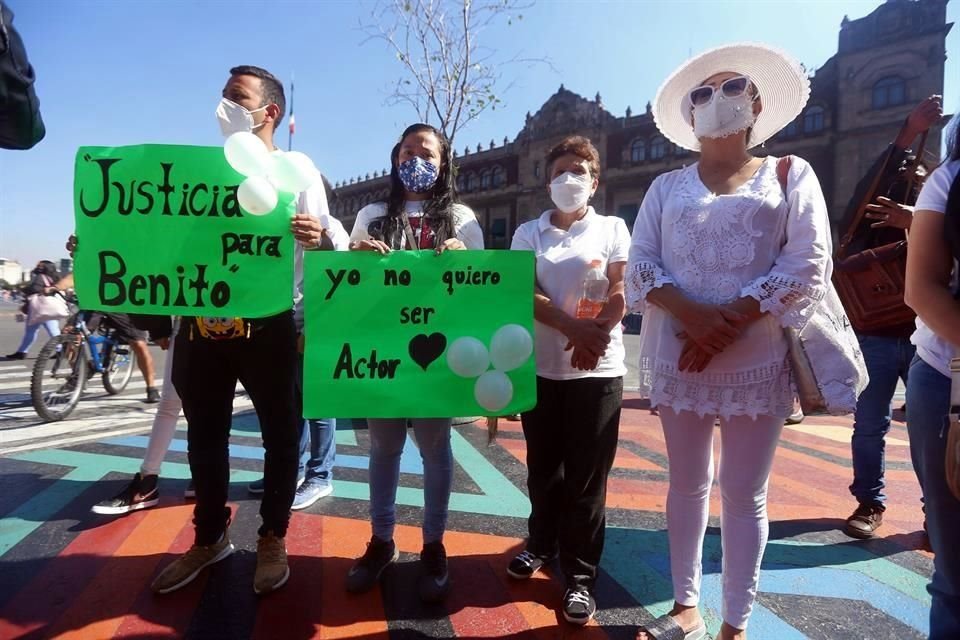 Poco más de un centenar de personas marcharon este domingo en la Ciudad de México para pedir justicia por la muerte de Octavio Ocaña.