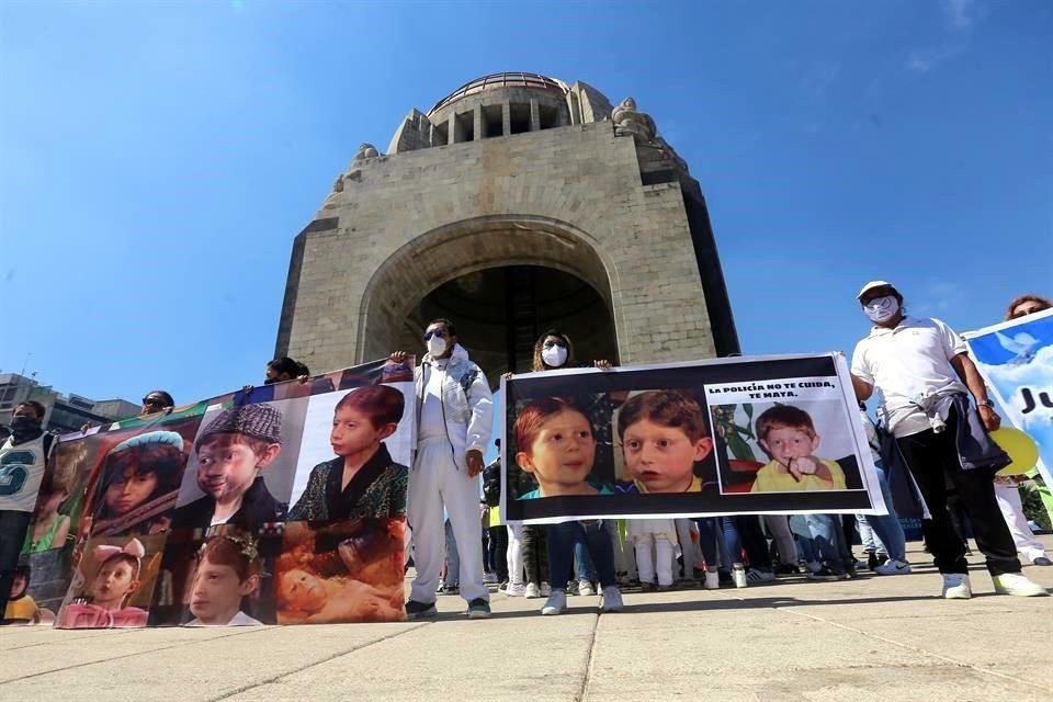 Poco más de un centenar de personas marcharon este domingo en la Ciudad de México para pedir justicia por la muerte de Octavio Ocaña.