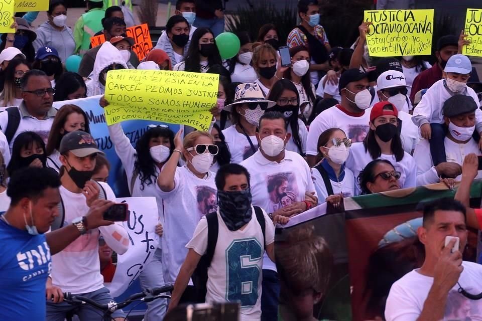 Poco más de un centenar de personas marcharon este domingo en la Ciudad de México para pedir justicia por la muerte de Octavio Ocaña.