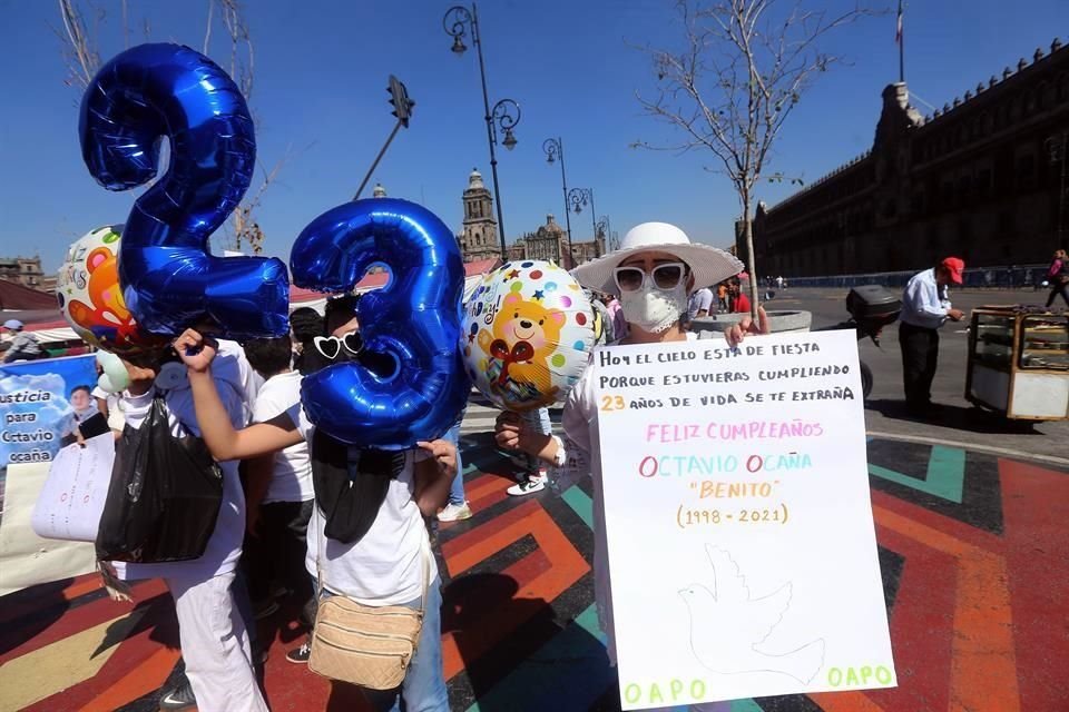 Poco más de un centenar de personas marcharon este domingo en la Ciudad de México para pedir justicia por la muerte de Octavio Ocaña, que este domingo hubiera cumplido 23 años.