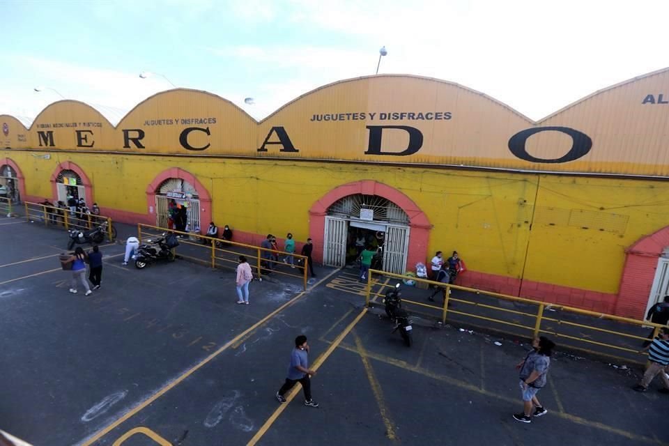 Los vendedores ambulantes que obstruían accesos del Mercado de Sonora liberaron el área tras el incendio de la semana pasada, aunque podrían volver el martes.