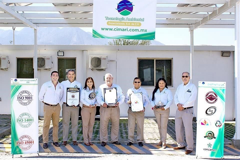 Directivos de Tecnología Ambiental con los certificados que avalan su calidad ambiental, seguridad  y salud en el trabajo.