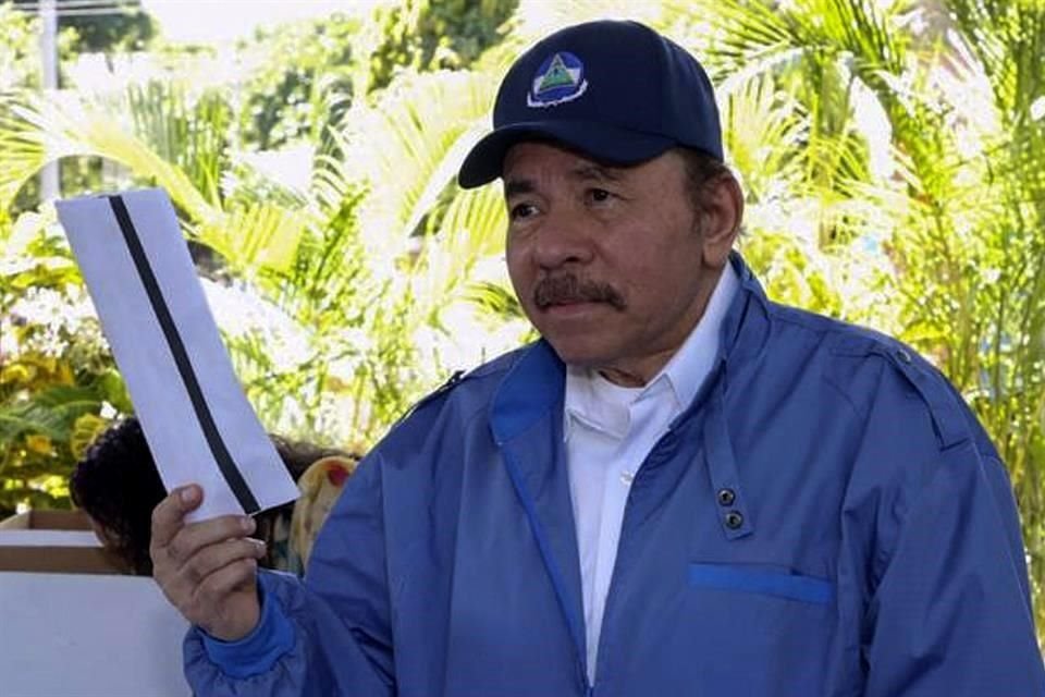 Daniel Ortega al emitir su voto el domingo en las elecciones presidenciales y legislativas.