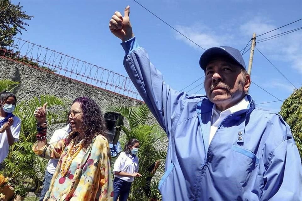 El Presidente Daniel Ortega y su esposa y Vicepresidenta Rosario Murillo el domingo después de votar.