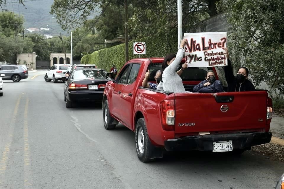 Los vecinos inconformes realizaron una caravana para protestar contra la obra en la Avenida Alfonso Reyes.