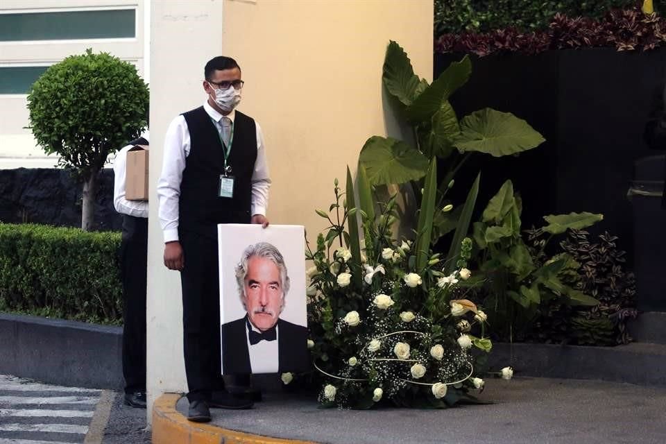 Familiares y conocidos de Enrique Rocha le dieron el último adiós al actor; aseguran que fue una persona de amplía cultura.