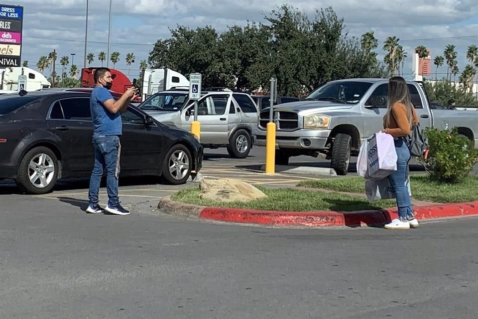 Tras realizar algunas compras en las tiendas Laredo, Texas, los turistas aprovecharon para tomarse fotos en el primer día de la reapertura fronteriza