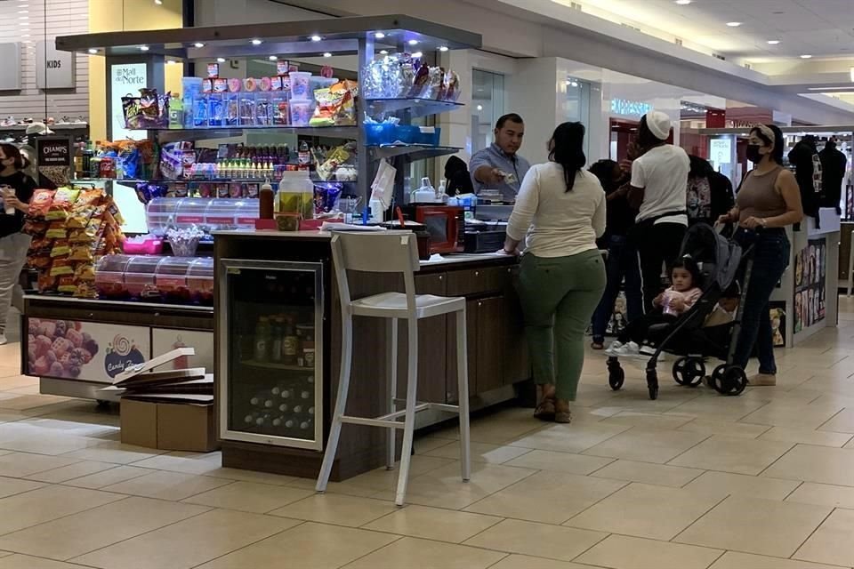 El Mall del Norte volvió a cobrar vida con la presencia de los regios que buscaban ofertas.