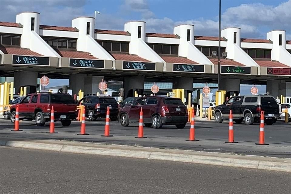 El Puente Internacional 2 de Laredo, uno de los más usados por los turistas de Nuevo León, lució con poca afluencia.